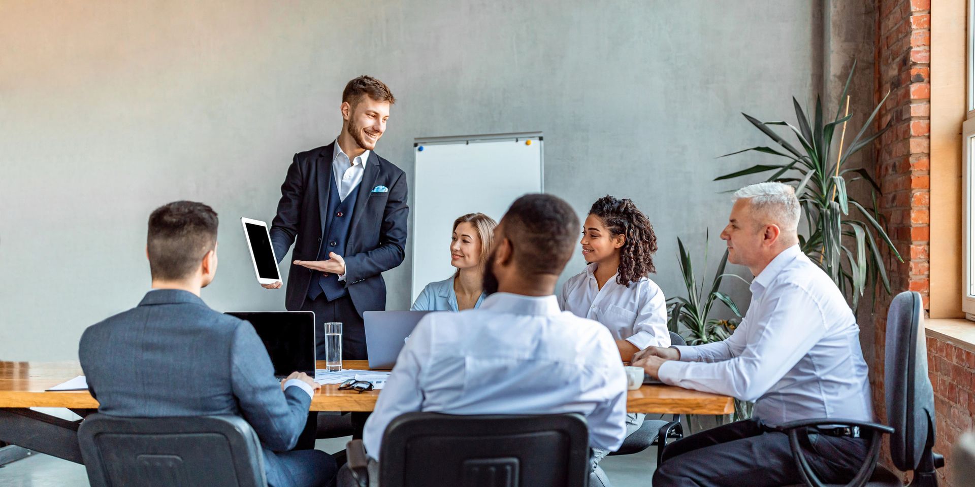 Equipe em reunião de trabalho, com roupa social