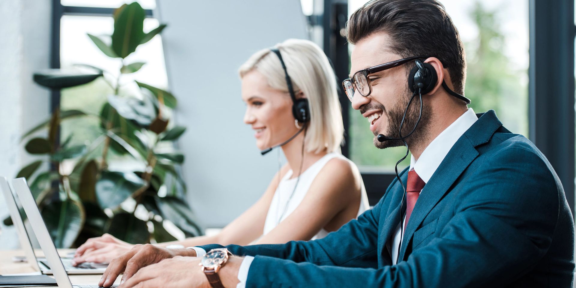 Atendentes com headset em atendimento ao cliente