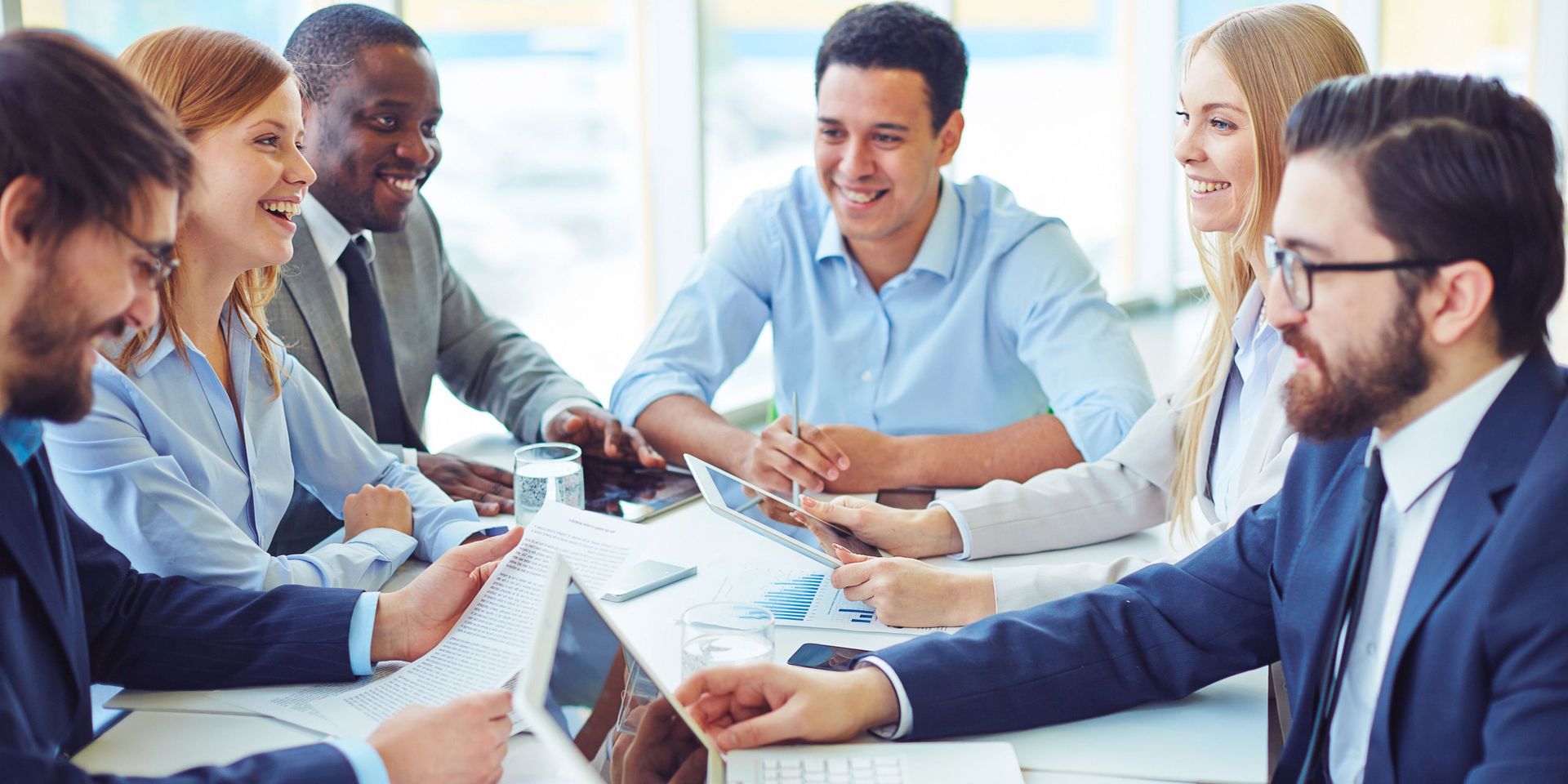 Equipe executiva em reunião, de camisa social e terno